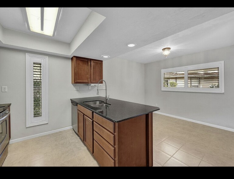 Building Photo - 4280 Island Cir