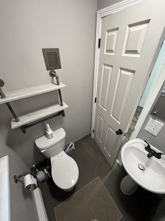 Building Photo - 1910 Hst W 10th St