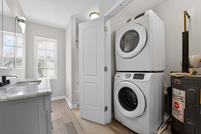 Building Photo - 2 bed 1.5 bath rowhome in Baltimore!