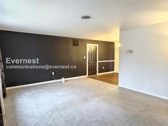 Building Photo - 9 Country Club Dr