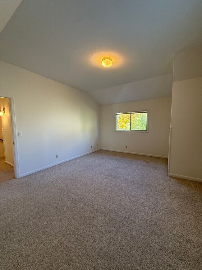 Building Photo - Experience the perfect blend of comfort, s...