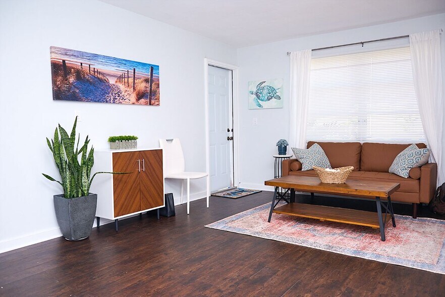 Building Photo - 126 S E St