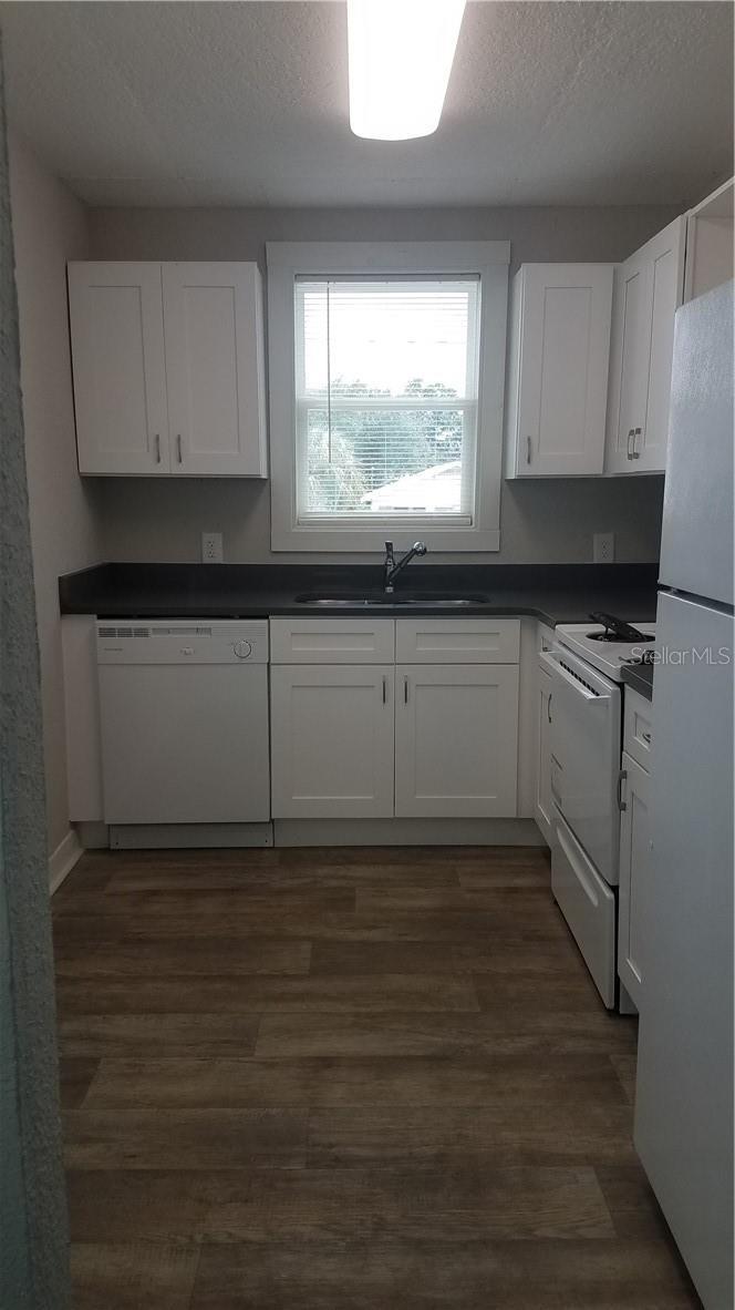 Nice Counter Space - 2115 W Cass St