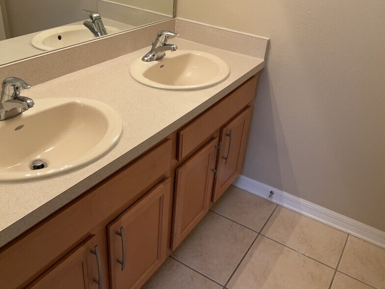 Building Photo - 15031 Skip Jack Loop