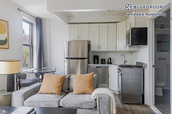 Building Photo - 45 W 81st St