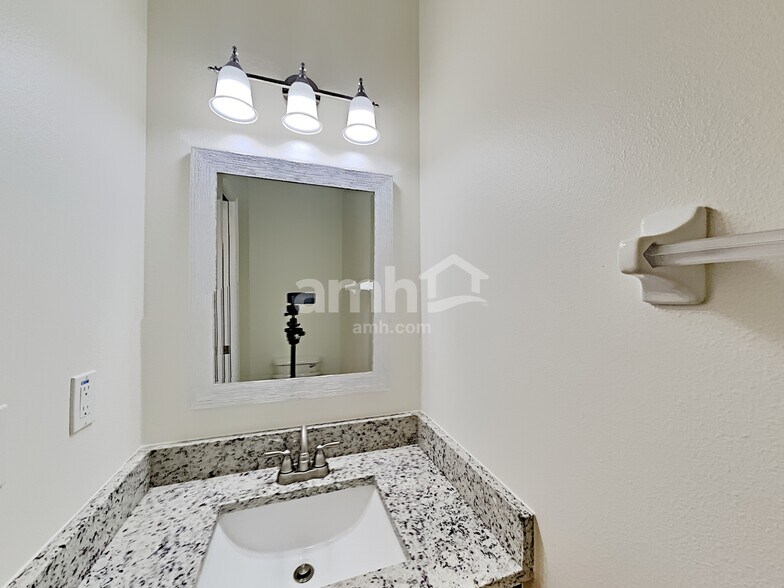 Building Photo - 9848 Edmonton Dr