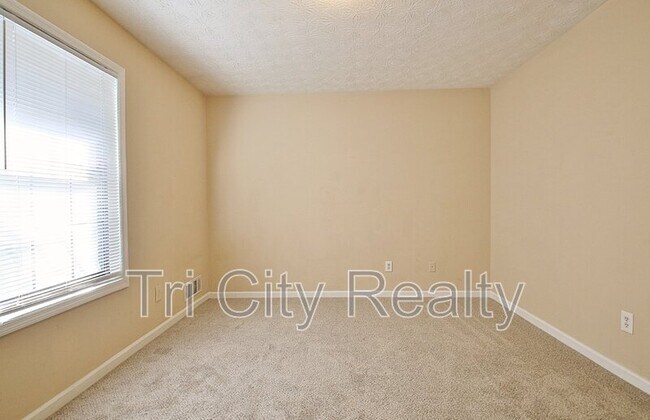 Building Photo - 220 Meadowbrook Ct