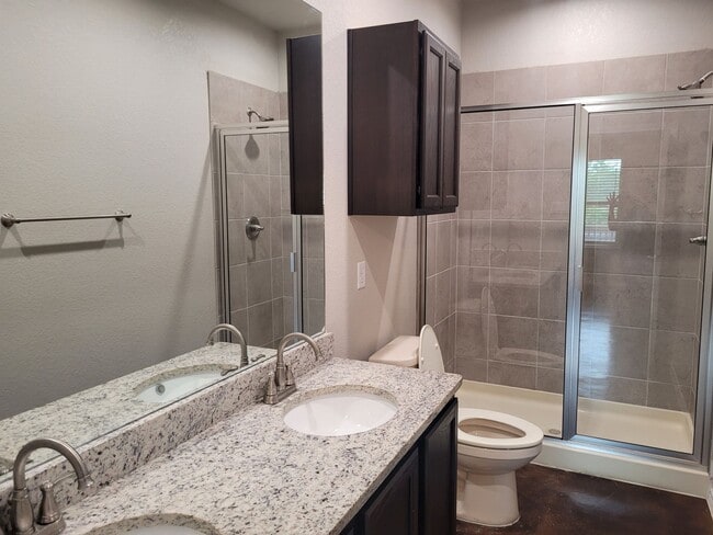 Building Photo - Luxury 3/2 Duplex in Seguin, Texas