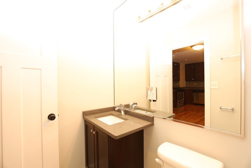 Building Photo - 553 W Arlington Pl