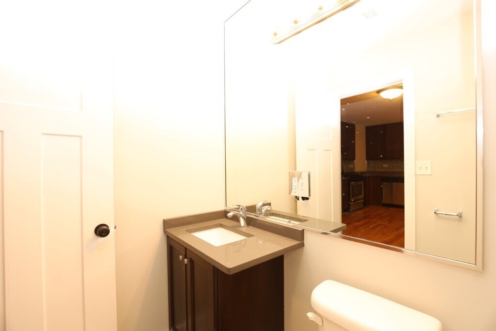 Building Photo - 555 W Arlington Pl