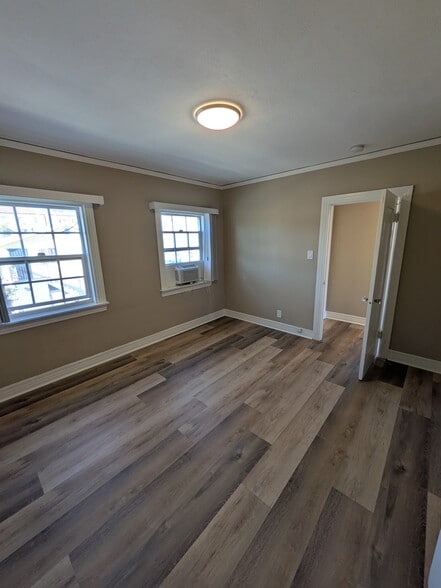 Building Photo - 1055 N Ardmore Ave