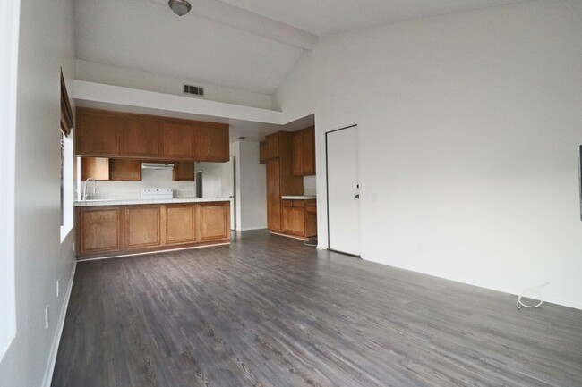 Building Photo - For Rent: Beautiful 3BR/2BA Stonehedge con...