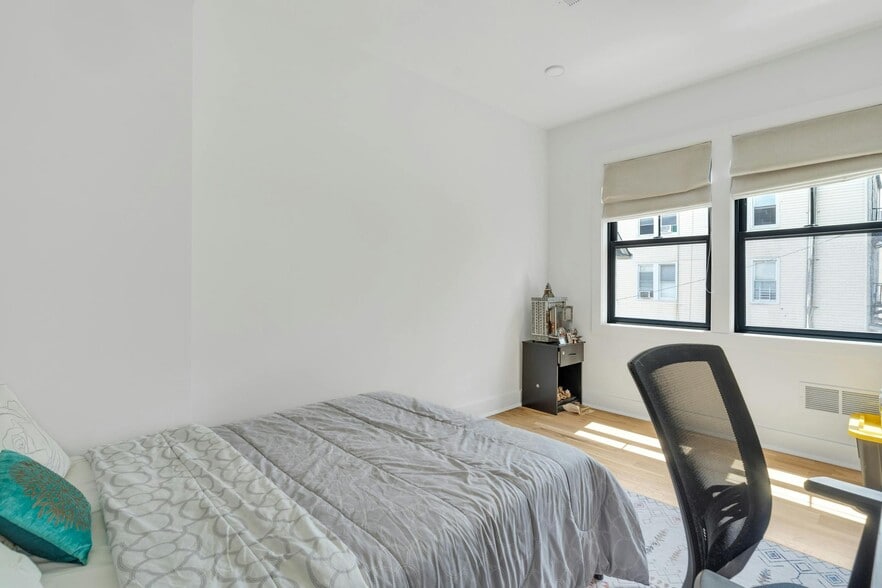 Building Photo - 71 Mission St