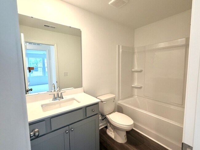 Building Photo - ~~ Luxurious End Unit 3-bedroom Townhome ~~