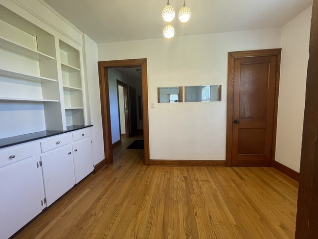 Building Photo - 162 Oak Grove Dr