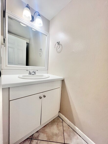 Building Photo - 1713 Azalea Ct