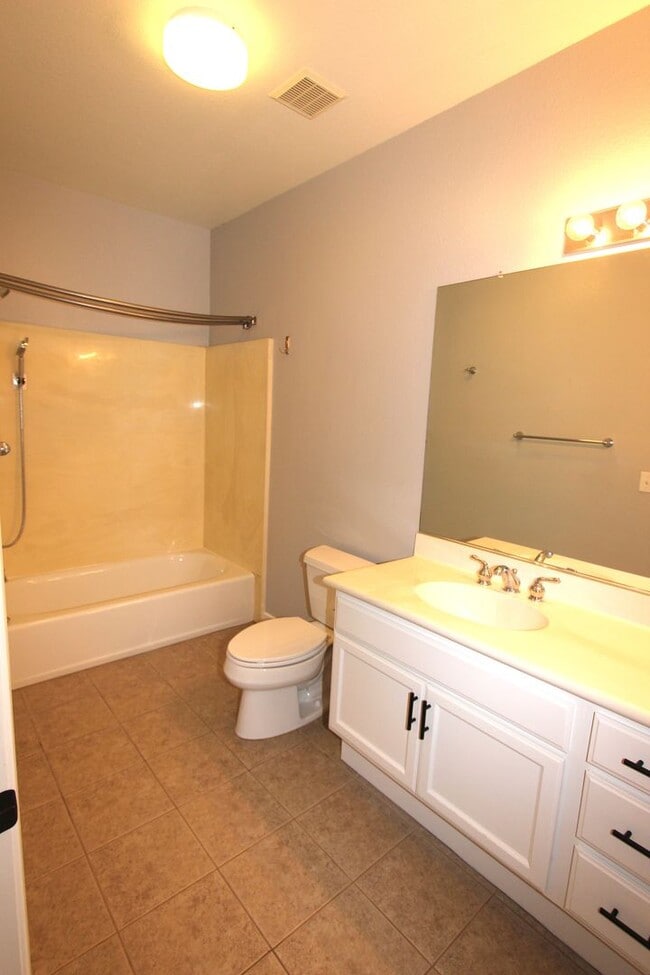 Building Photo - Light & Bright 2 bedroom 2 bathroom condo ...
