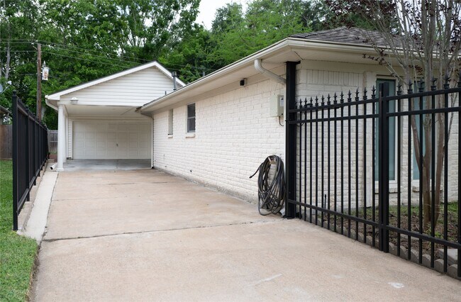 Building Photo - 7546 Maple Tree Dr