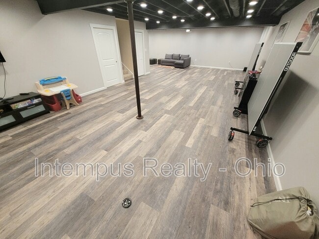 Building Photo - 6130 Brandon Dr