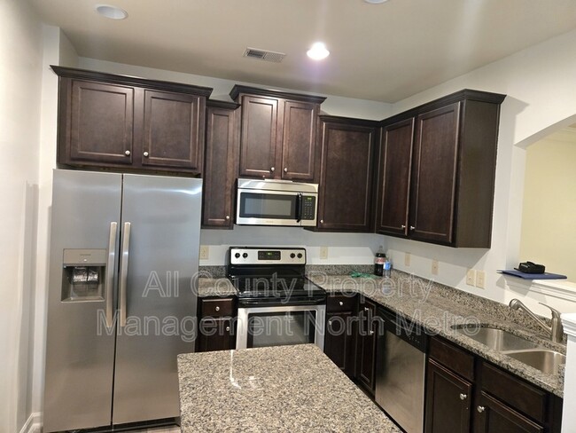Building Photo - 417 Village View
