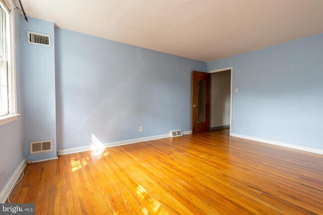 Building Photo - 404 S Croskey St