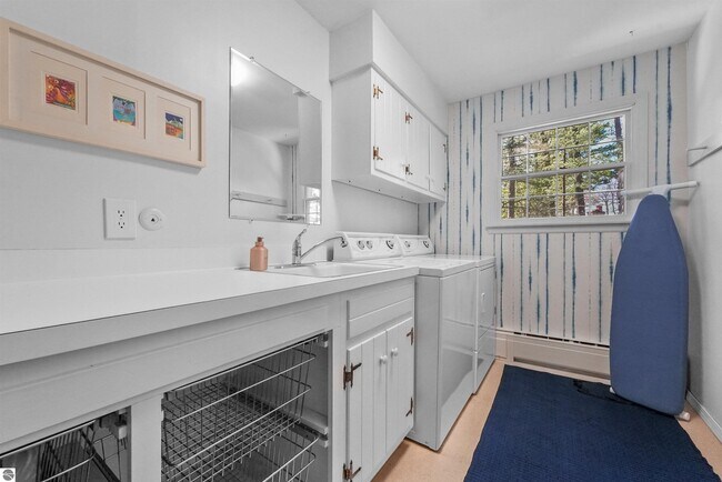 Building Photo - 1310 Peninsula Ct