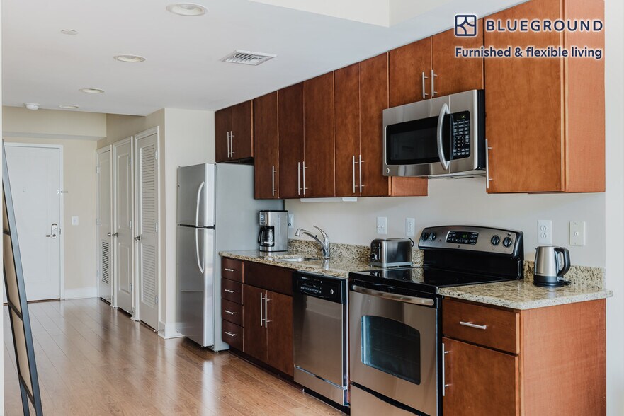 Building Photo - 425 L St NW