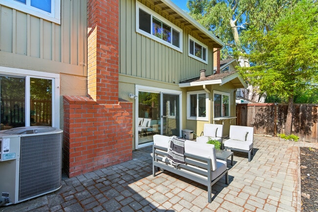 Building Photo - 208 Siskiyou Ct