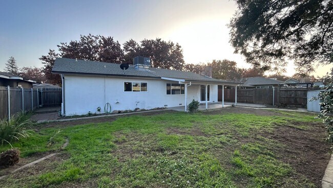 Building Photo - 1717 Briarwood Dr