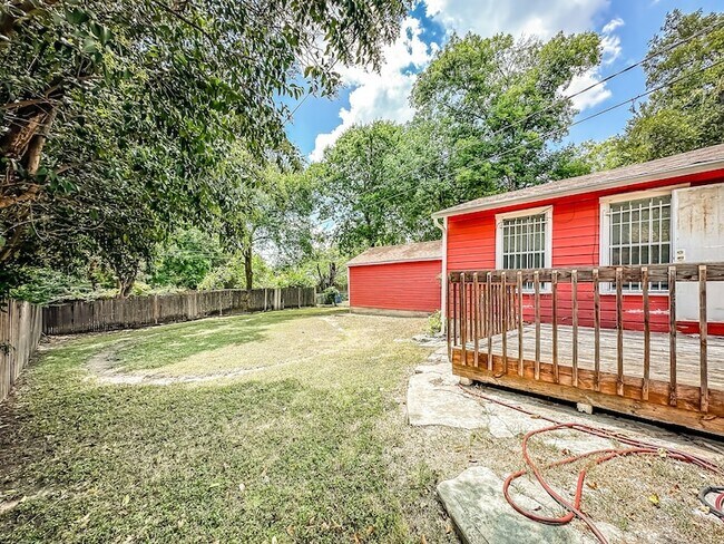 Building Photo - 6340 Parkdale Dr
