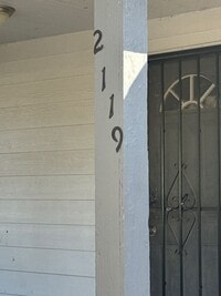 Building Photo - Fully Renovated House