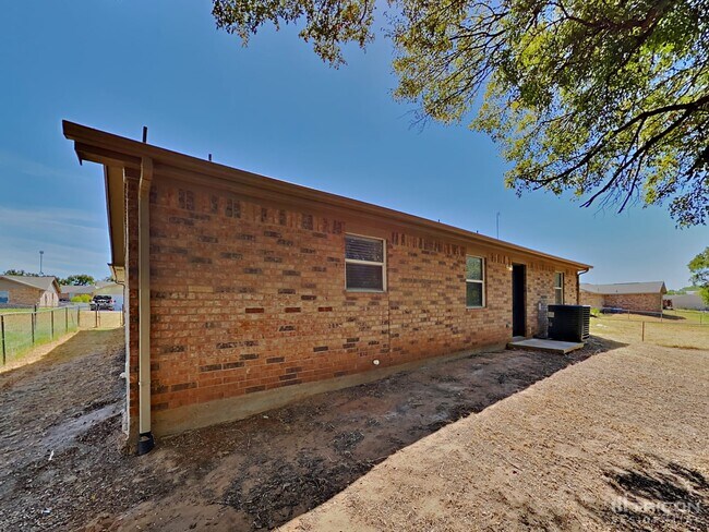 Building Photo - 213 Dean Ct
