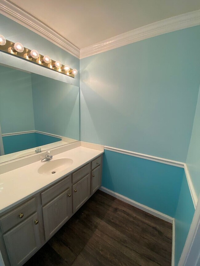 Building Photo - Charming Hampton Home