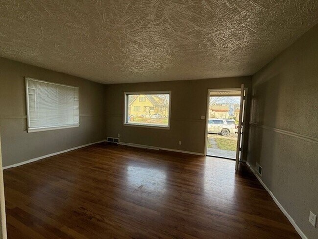 Building Photo - 3 Bedroom Hardwood Floor House