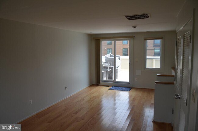 Building Photo - 708 N Henry St