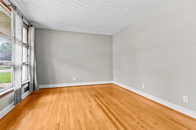 Building Photo - 3 Bedroom, Meticulously Maintained Updated...