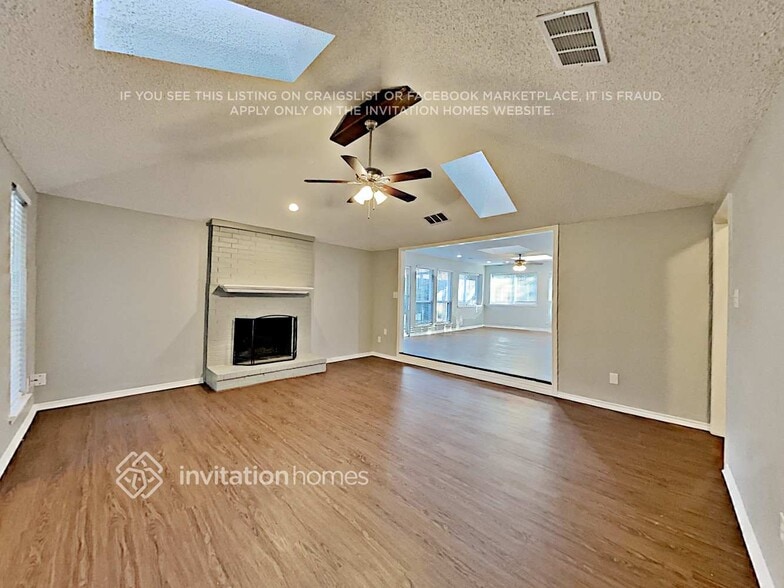Building Photo - 2206 Cedarcrest Dr