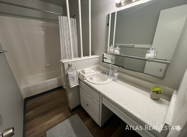 Building Photo - 1017 Delaware Dr