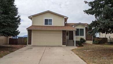 Building Photo - COZY TRI-LEVEL 3 BED/2 BATH NEAR CIMMARON ...