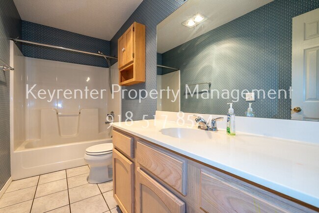 Building Photo - Charming 3 bedroom home with cozy fireplace and 2 car garage!! Price drop!