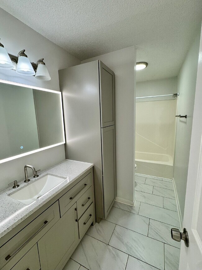 Building Photo - 5417 Sunset Ave