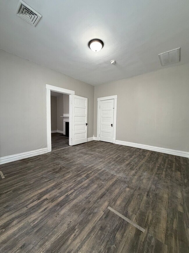 Building Photo - FOH215-217