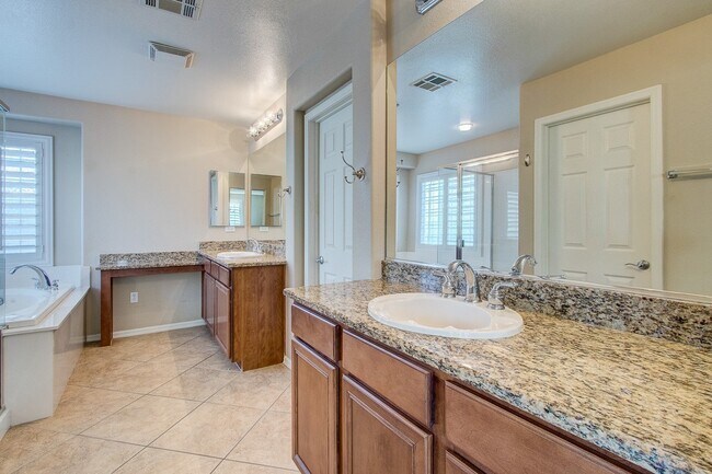 Building Photo - Summerlin Home with downstairs Bed/Bath & Large Patio with Courtyard!