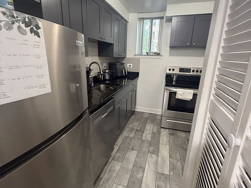 Building Photo - 3825 N Pine Grove Ave