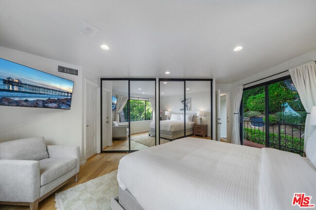 Building Photo - 9305 Beverlycrest Dr