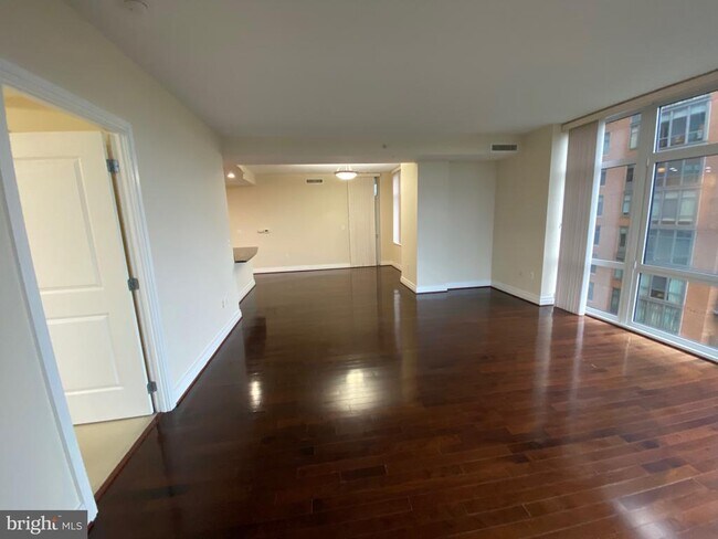 Building Photo - 8220 Crestwood Heights Dr