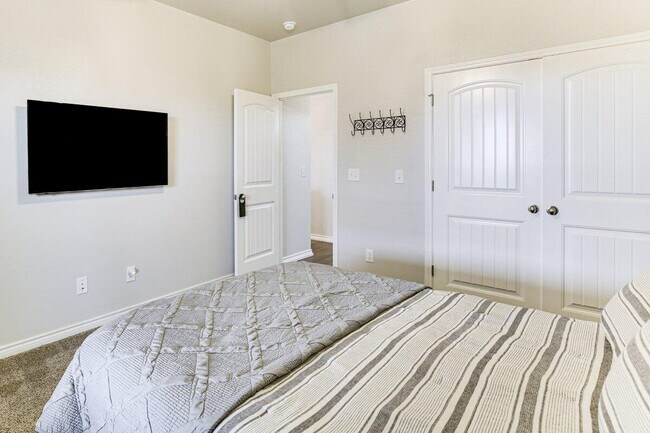 Building Photo - 806 E 19th St