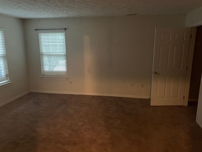 Building Photo - Nice Large Condo on Ground Level for Rent ...