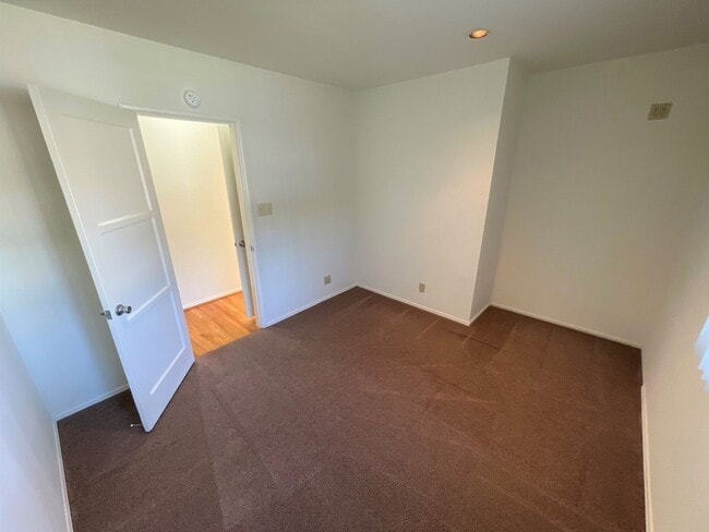 Building Photo - Central Ventura Home with Large Yard!