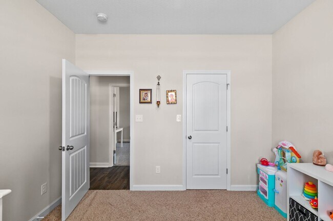 Building Photo - 3 Bedroom 2 Bathroom Home